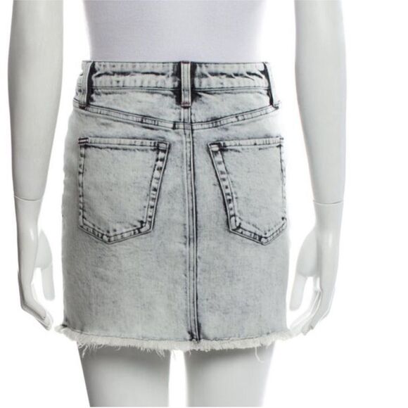 ALICE + OLIVIA NWT Raw-Edge Trim Mini Skirt
Washed Denim Size 24 (0) - Picture 6 of 14